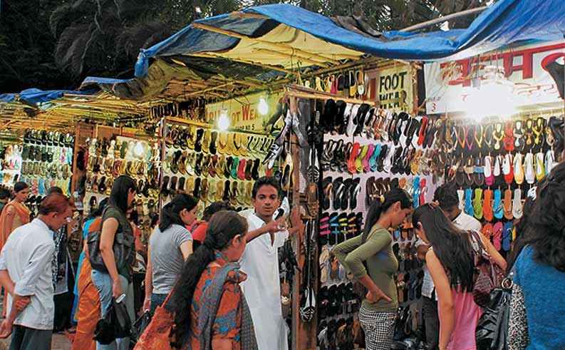 Linking Road a Best Places For Street Shopping In Mumbai