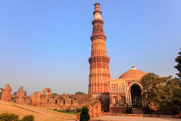 Famous Historical Places to Visit in India is qutub minar